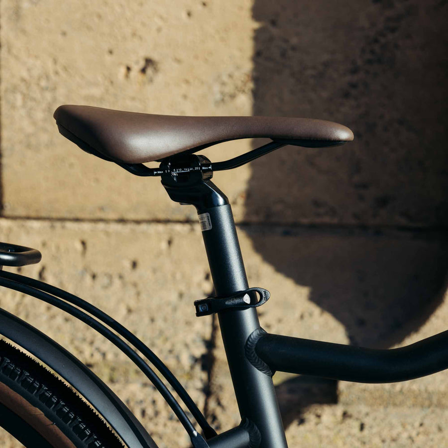 Bluejay Sport Edition e-bike brown saddle 